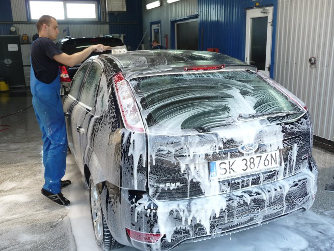 Aktywna piana do mycia samochodu